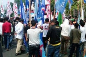 Para pendemo saat unjuk rasa di MK